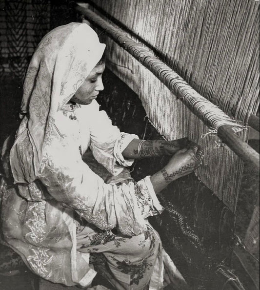 Amazigh girl of Ait Zemmour Middle Atlas Morocco working on a rug 1955. Pic by Amazigh_nation