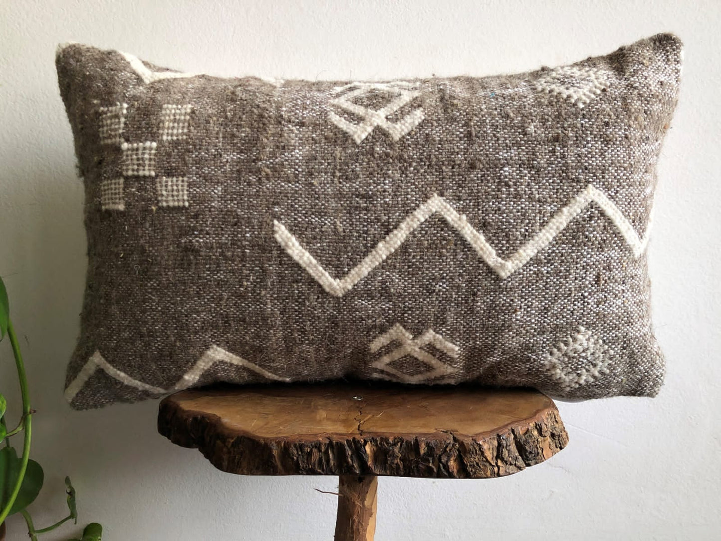 Handmade Amazigh pillow Gwafa.