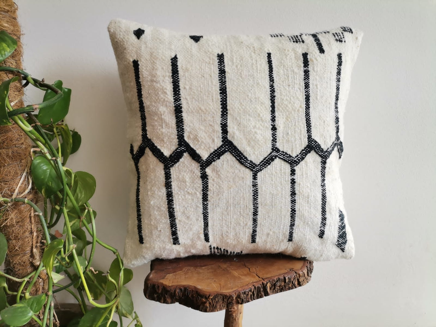 Handmade Amazigh pillow Lunja.