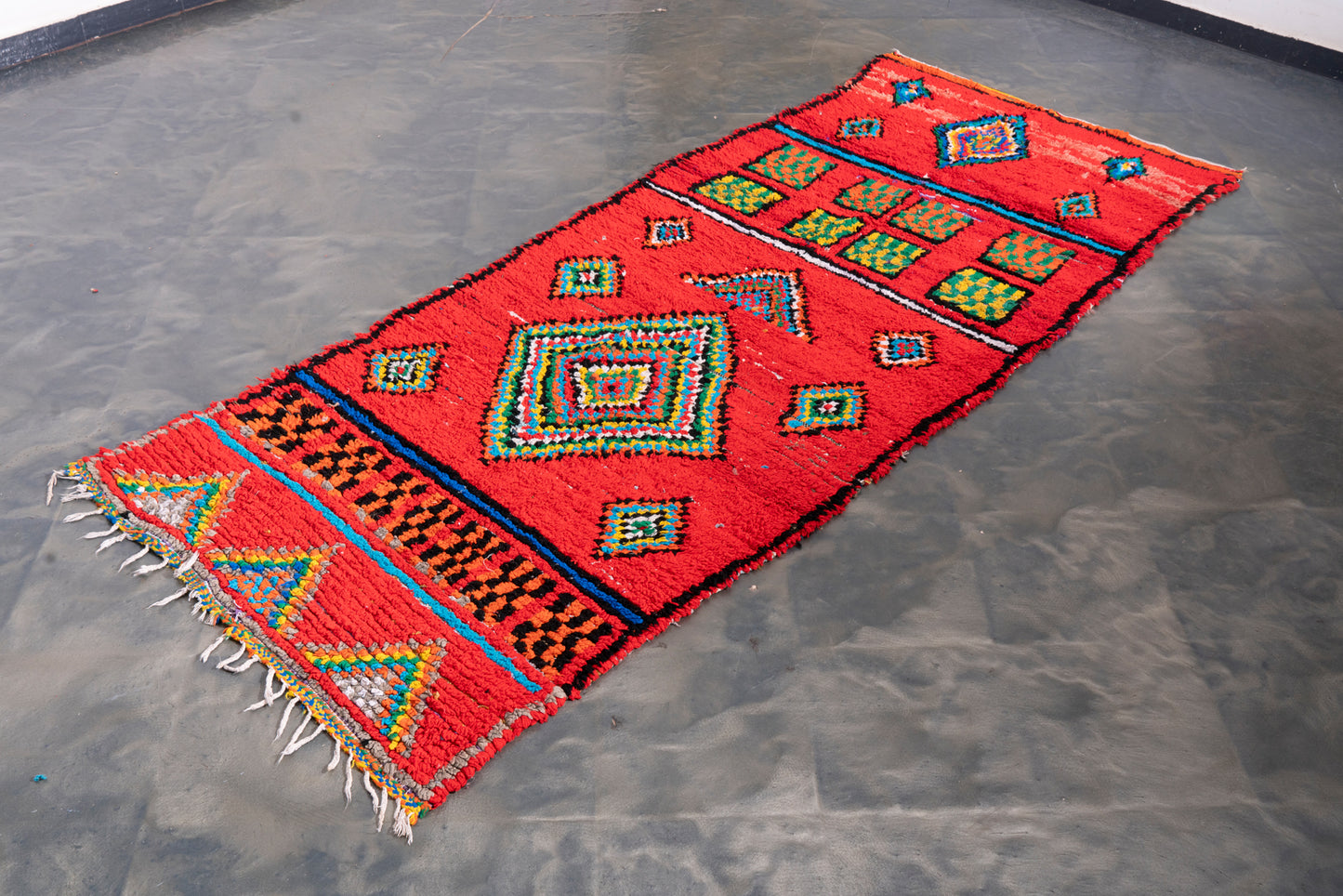 3x8 Handmade Vintage Amazigh Rug Amoud ⵢⴰⵣ. FREE SHIPPING