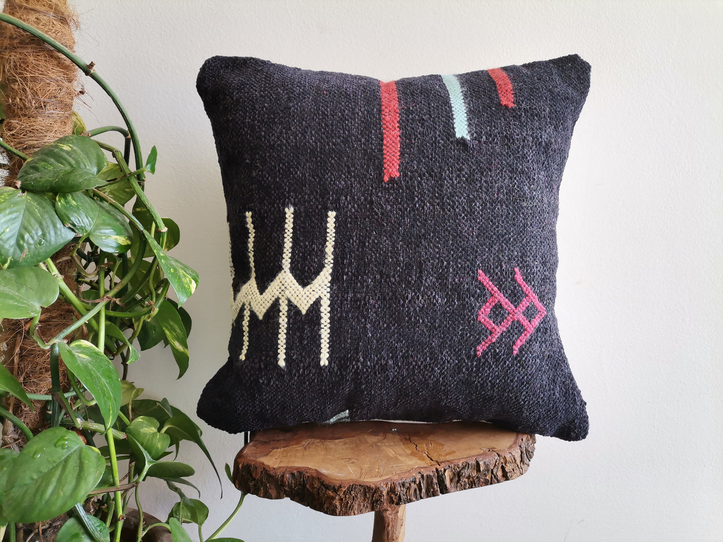 Handmade Amazigh pillow Kahina.