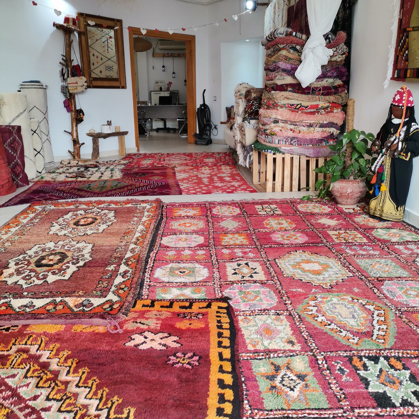 4ft Handmade Amazigh Vintage Sofa Azrou ⵜⴰⵎⵓⵏⵜ. FREE SHIPPING