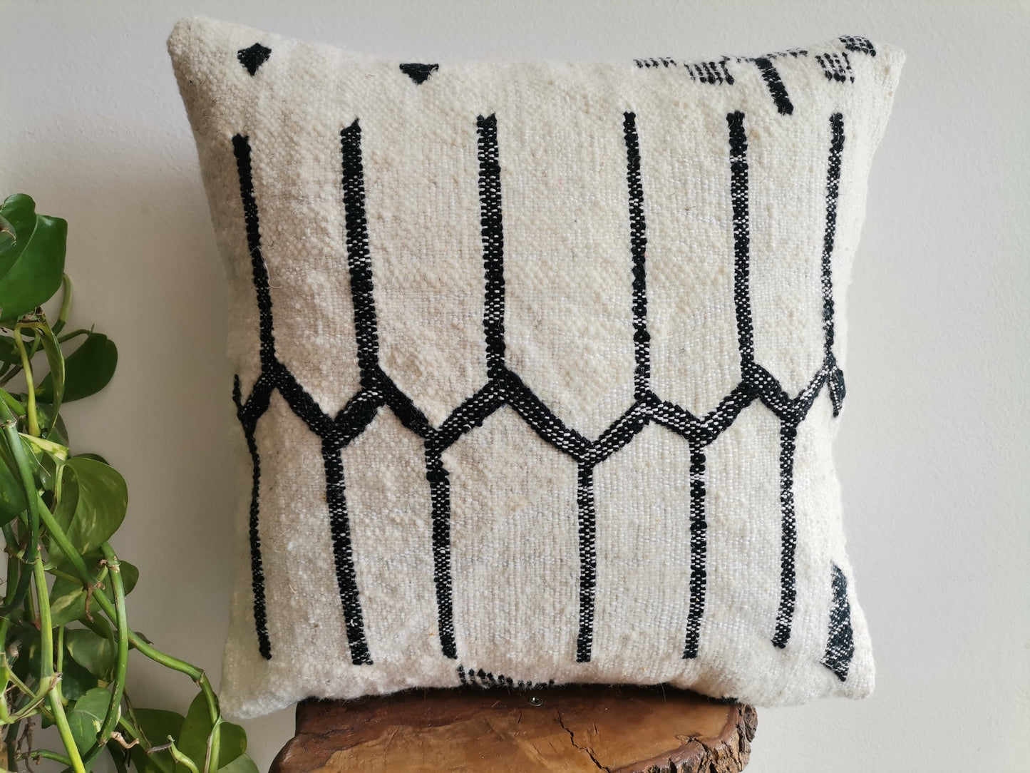 Handmade Amazigh pillow Lunja.