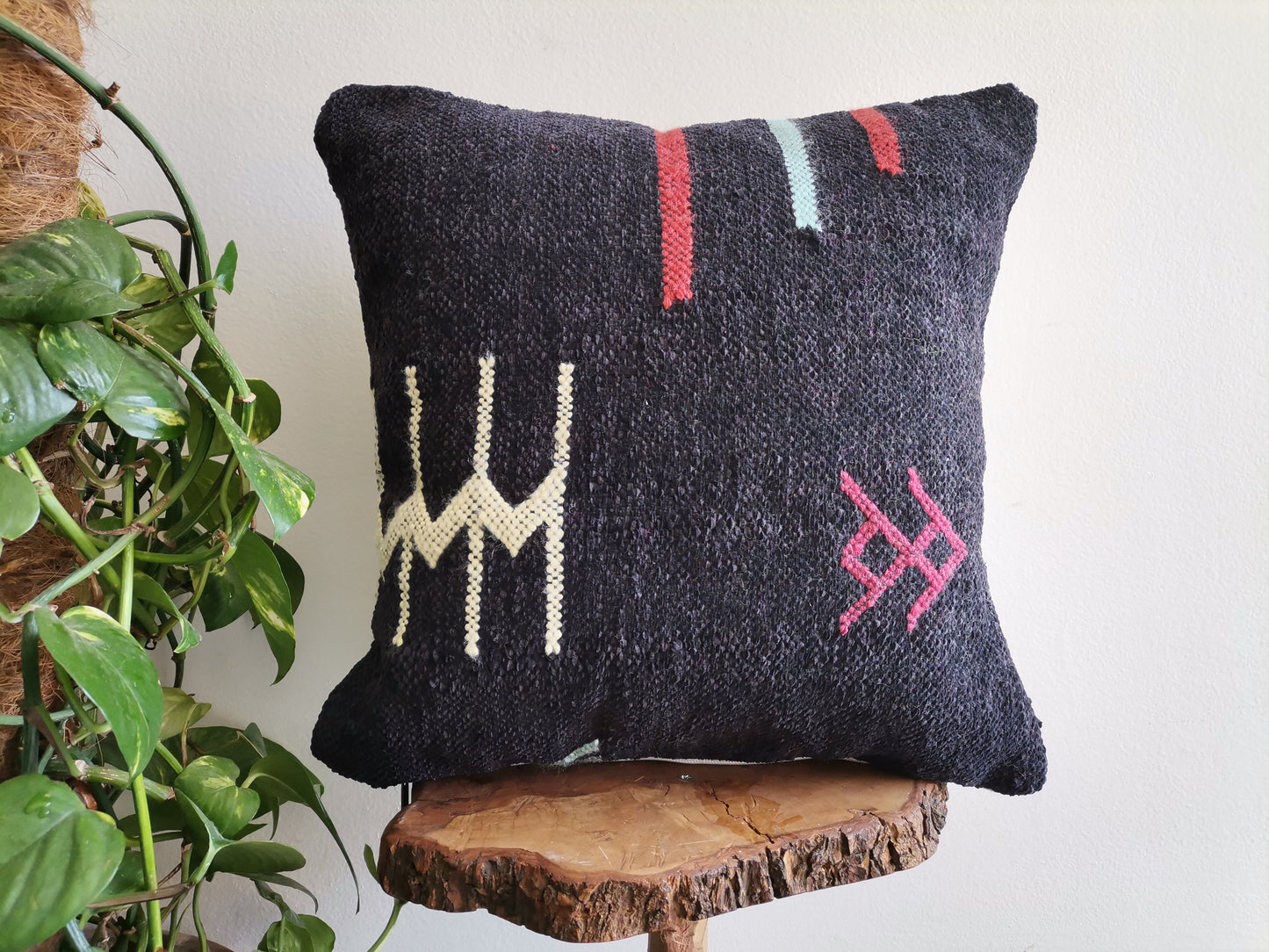 Handmade Amazigh pillow Kahina.