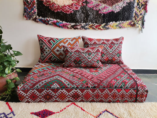 4ft Handmade Amazigh Vintage Kilim Sofa ⵜⴰⴼⵍⴻⵙⵜ. FREE SHIPPING