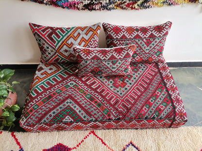 4ft Handmade Amazigh Vintage Kilim Sofa ⵜⴰⴼⵍⴻⵙⵜ. FREE SHIPPING