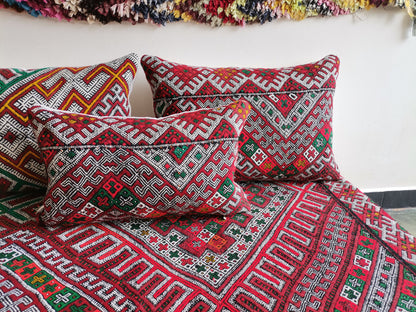 4ft Handmade Amazigh Vintage Kilim Sofa ⵜⴰⴼⵍⴻⵙⵜ. FREE SHIPPING