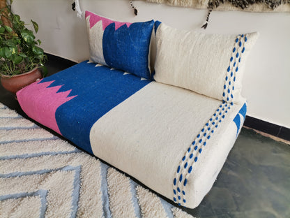 4ft Handmade Amazigh Vintage Sofa Zanafi Kilim ⵜⴰⵎⵓⵏⵜ. FREE SHIPPING