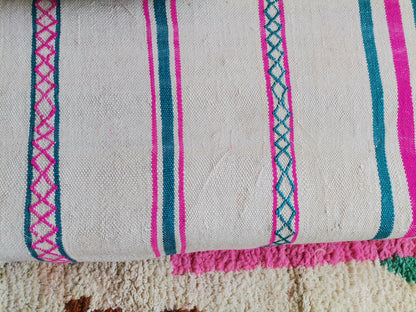7ft Handmade Amazigh Vintage Kilim ⵜⵓⴷⴻⵔⵜ. FREE SHIPPING