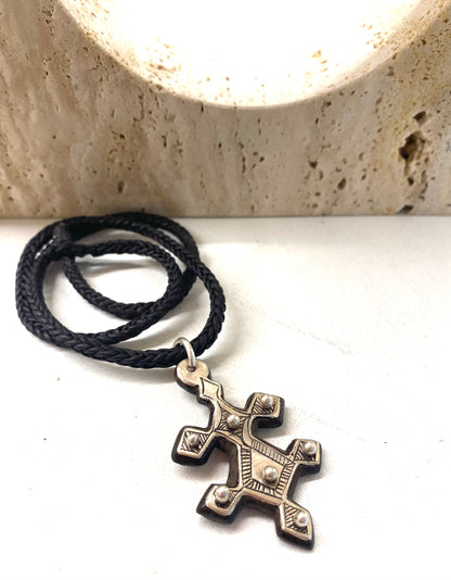 Amazigh Silver Touareg Leather ⴾⴻⵢⵏⴰⵏ ⵏ ⴰⴳⴰⴷⴻⵣ.