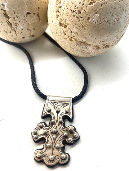 Amazigh Silver Agadez Leather cord  ⴾⴻⵢⵏⴰⵏ ⵏ ⴰⴳⴰⴷⴻⵣ Necklace.