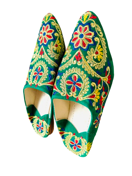 Handmade Amazigh embroidered velvet-like babouche 36ⴰⵙⴼⴻⵍ .