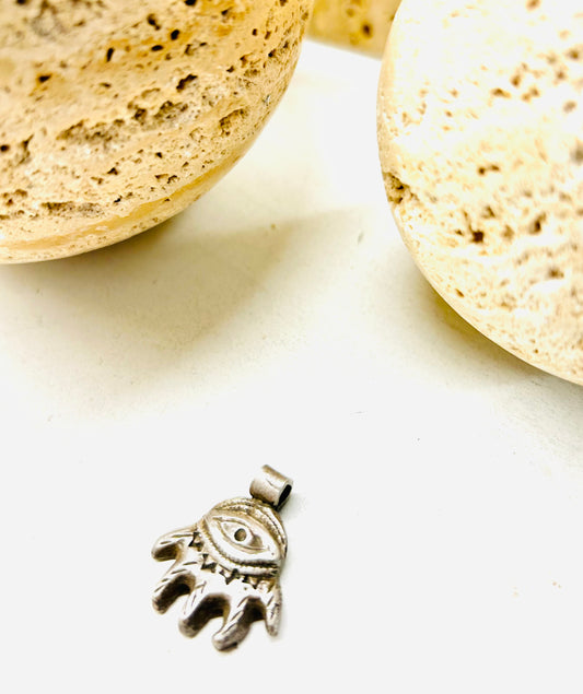 Amazigh Silver Pendant Khmissa ⴼⵉⴱⵓⵍⴰ