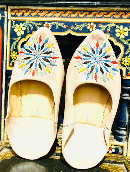 Handstitched Leather Babouche Agadir ⵓⵏⴳⴳⵍⴰⵏ .