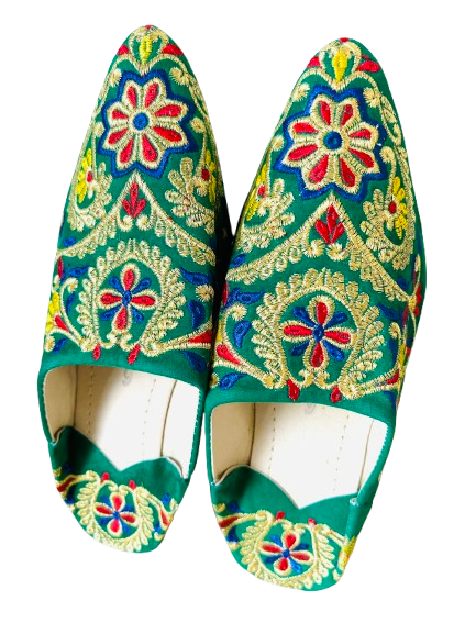 Handmade Amazigh embroidered velvet-like babouche 36ⴰⵙⴼⴻⵍ .