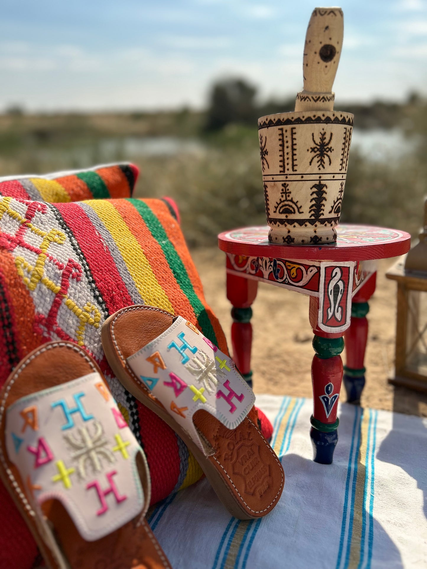 Desert Perle Slipper with Tifinagh ⵓⵏⴳⴳⵍⴰⵏ.