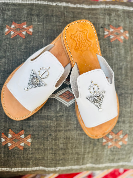 Desert Perle Amazigh Leather Slipper with Fibula ⵓⵏⴳⴳⵍⴰⵏ.