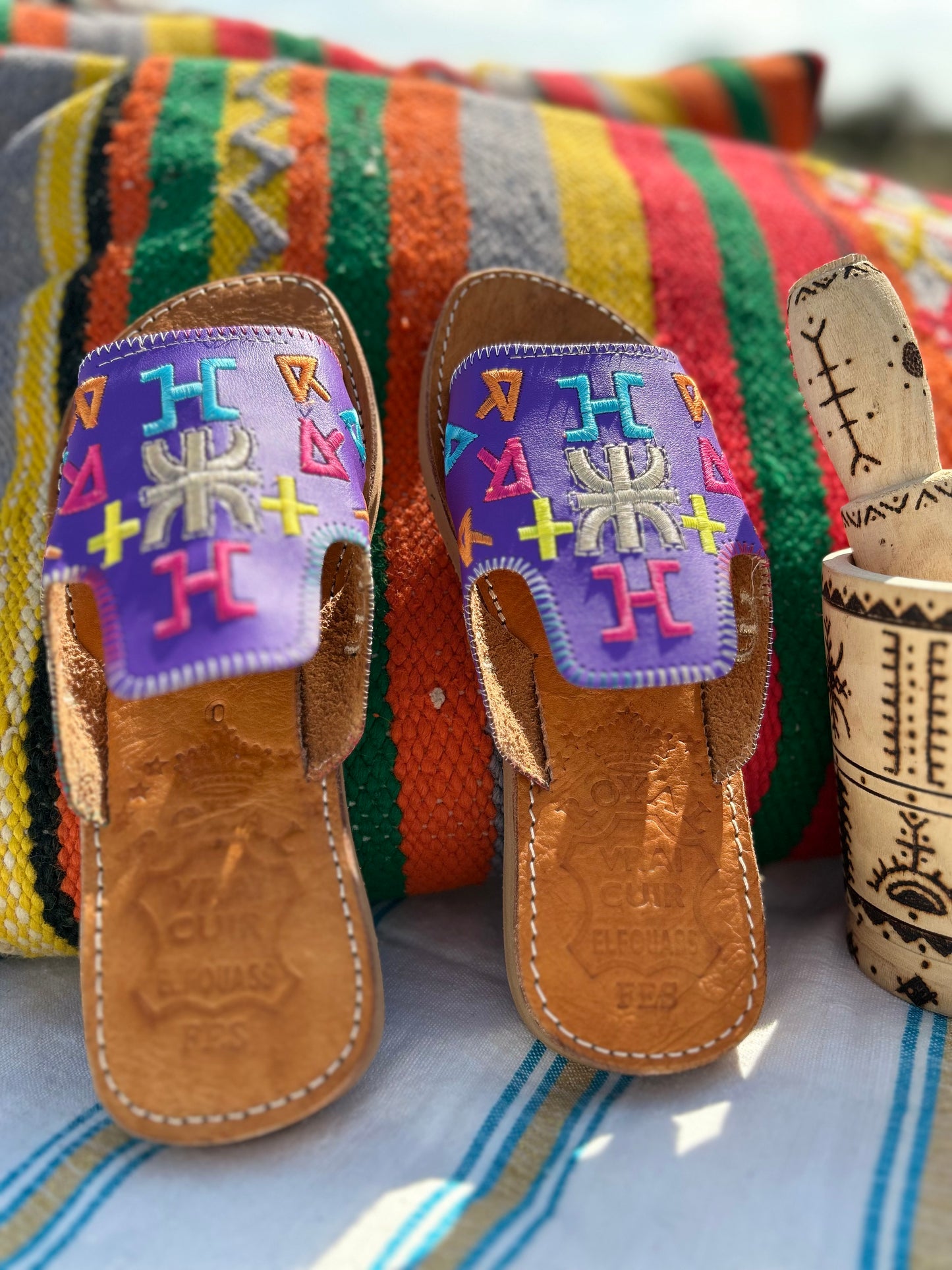 Majorelle blue Amazigh Leather Slipper with Tifinagh ⵓⵏⴳⴳⵍⴰⵏ.