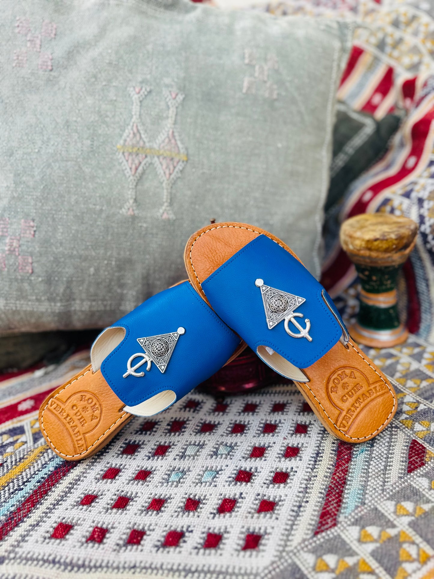 Majorelle Blue Amazigh Leather Slipper with Fibula ⵓⵏⴳⴳⵍⴰⵏ.