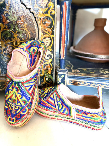 Handmade Amazigh Leather Babouche Illy ⴰⵎⴰⵣⵉⵖ .