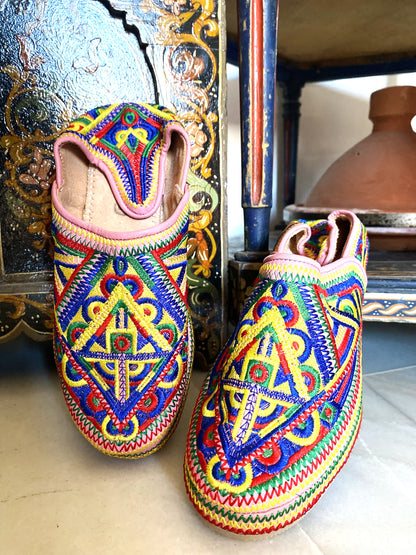 Handmade Amazigh Leather Babouche Illy ⴰⵎⴰⵣⵉⵖ .
