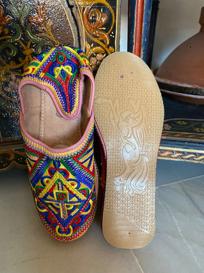 Handmade Amazigh Leather Babouche Illy ⴰⵎⴰⵣⵉⵖ .
