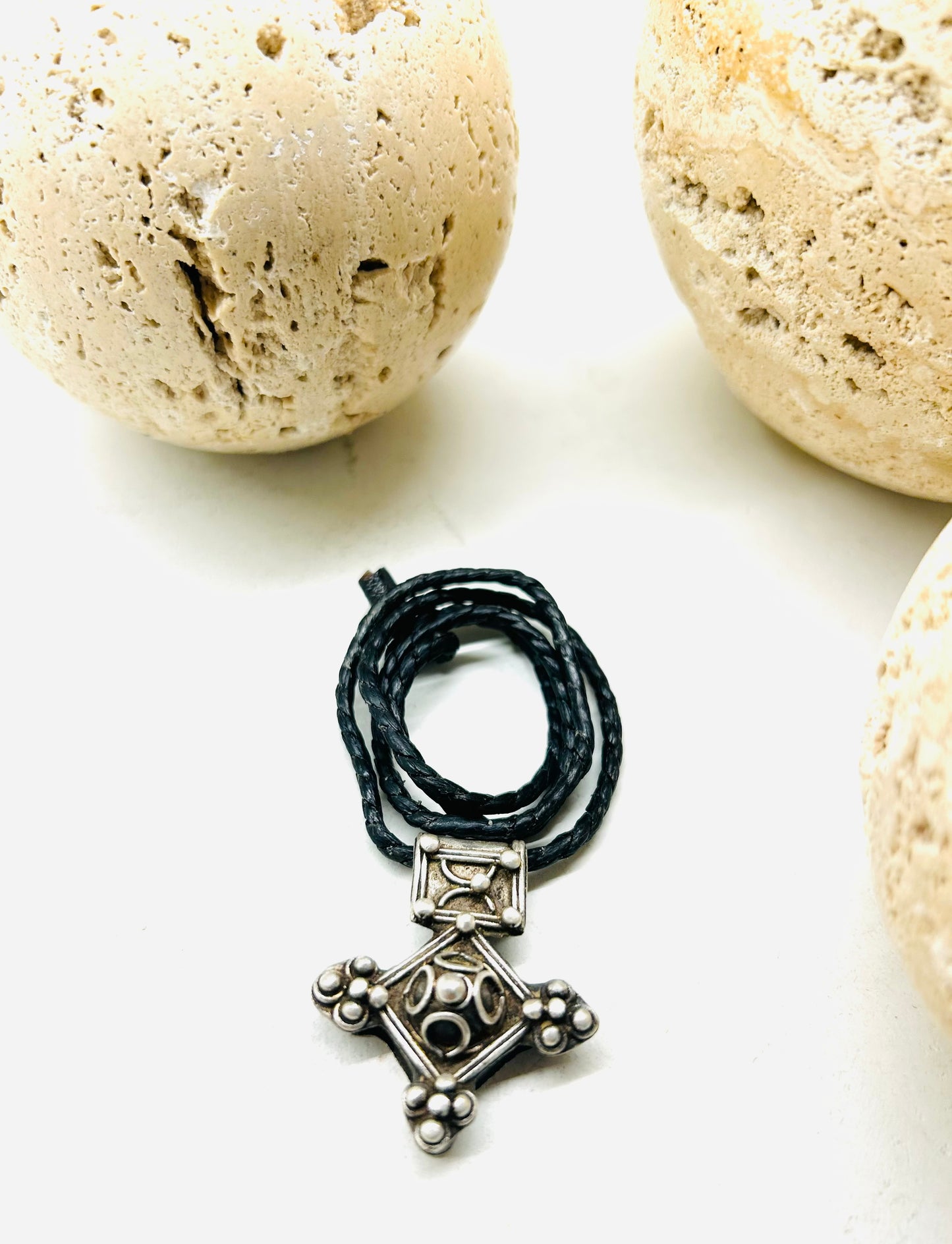 Amazigh Silver Fibula Leather cord ⵜⴰⵍⴰⵃⴰⴽⵉⵎ Necklace.