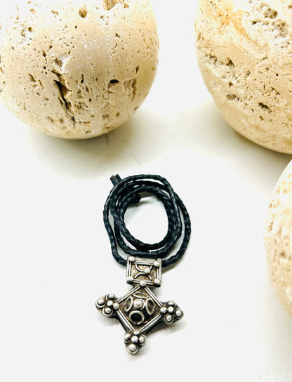 Amazigh Silver Fibula Leather cord ⵜⴰⵍⴰⵃⴰⴽⵉⵎ Necklace.