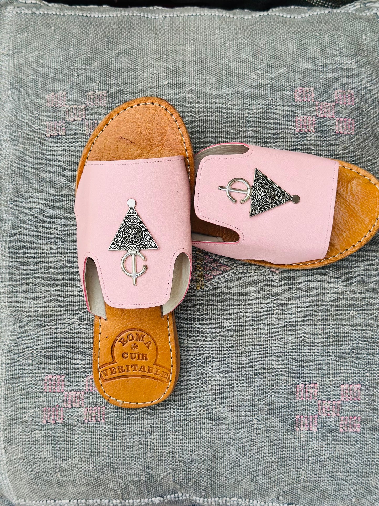 Rose Dusk Amazigh Leather Slipper with Fibula ⵓⵏⴳⴳⵍⴰⵏ.