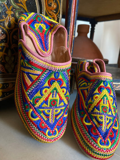 Handmade Amazigh Leather Babouche Illy ⴰⵎⴰⵣⵉⵖ .
