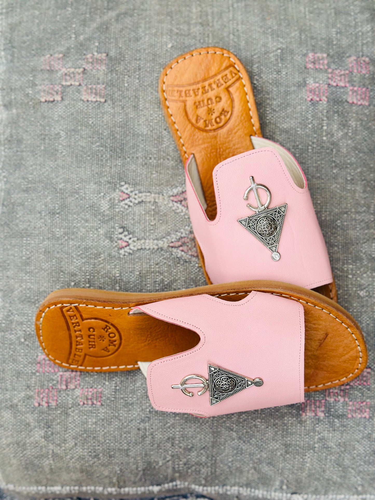 Rose Dusk Amazigh Leather Slipper with Fibula ⵓⵏⴳⴳⵍⴰⵏ.