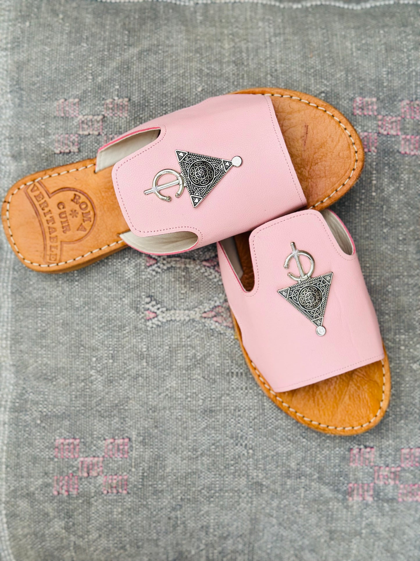 Rose Dusk Amazigh Leather Slipper with Fibula ⵓⵏⴳⴳⵍⴰⵏ.