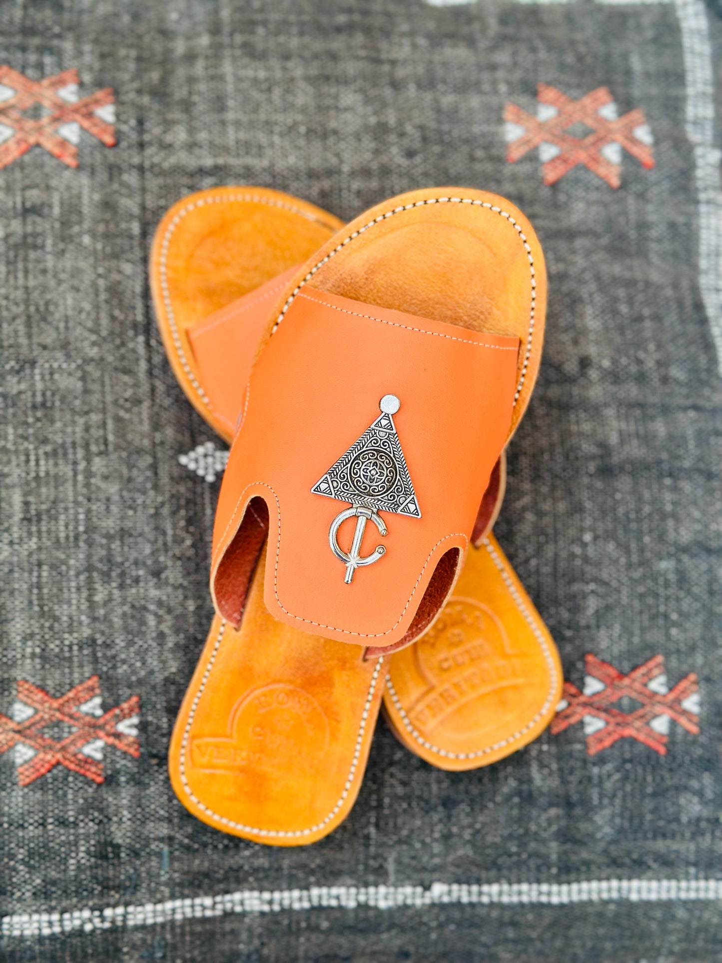 Atlas Amber Amazigh Leather Slipper with Fibula ⵓⵏⴳⴳⵍⴰⵏ.