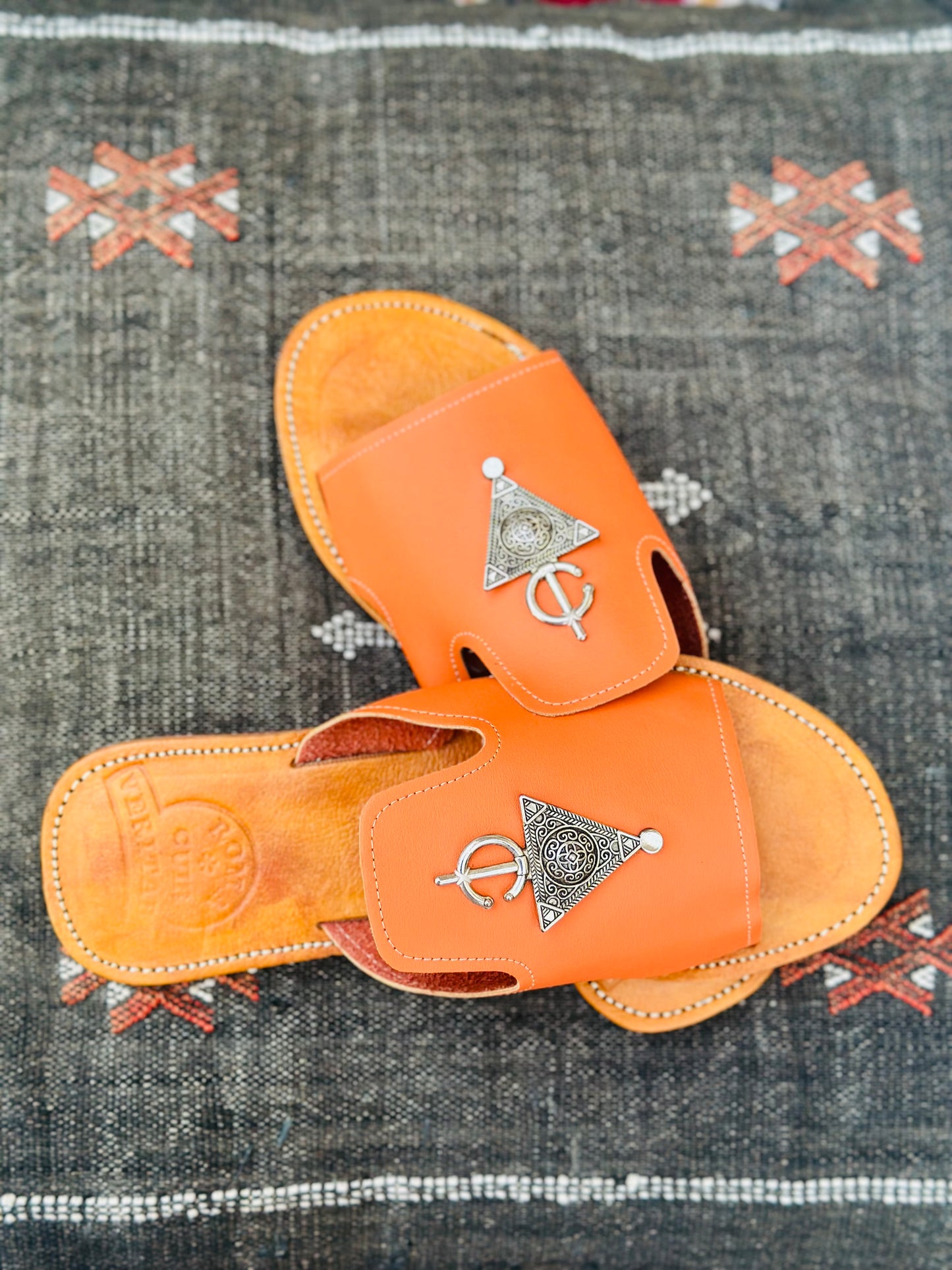 Atlas Amber Amazigh Leather Slipper with Fibula ⵓⵏⴳⴳⵍⴰⵏ.