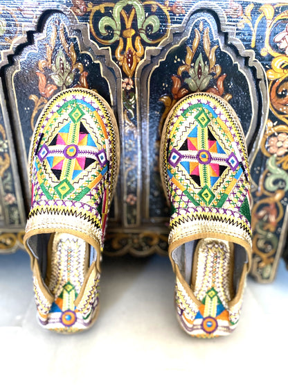 Handmade Amazigh Leather Babouche Imazighen ⴰⵎⴰⵣⵉⵖ .