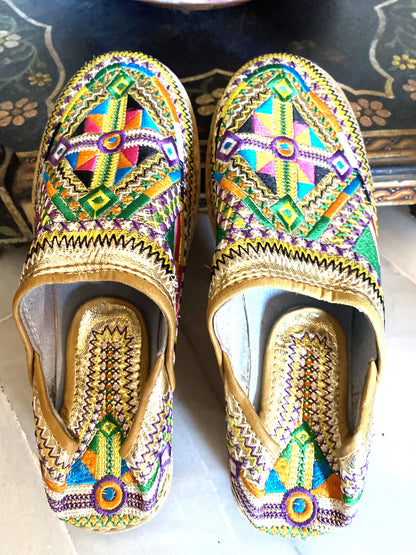 Handmade Amazigh Leather Babouche Imazighen ⴰⵎⴰⵣⵉⵖ .