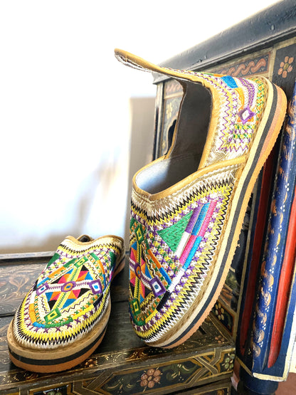 Handmade Amazigh Leather Babouche Imazighen ⴰⵎⴰⵣⵉⵖ .
