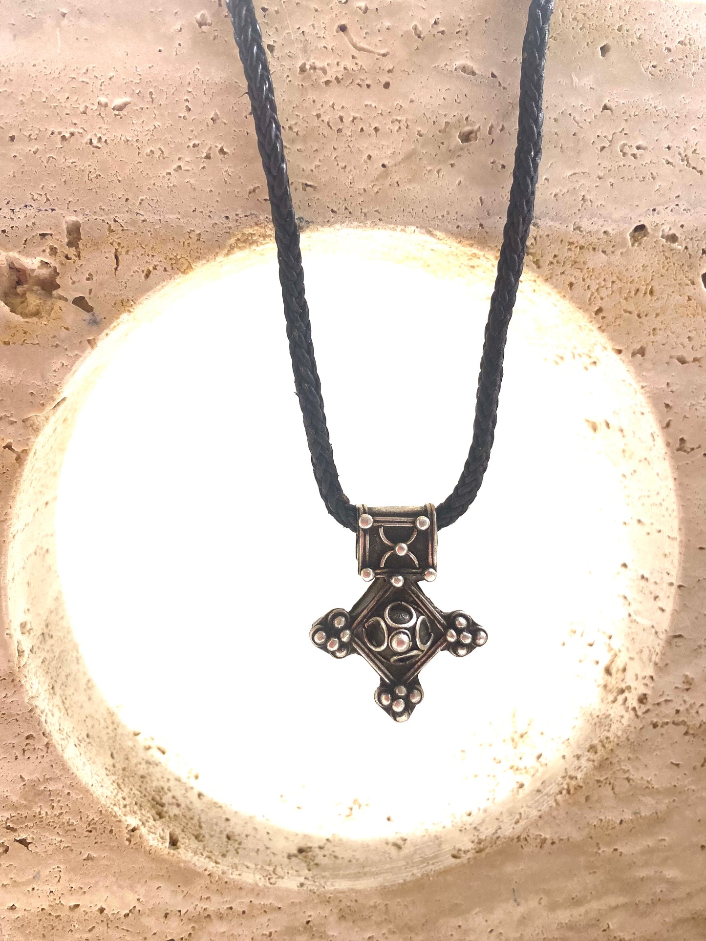 Amazigh Silver Fibula Leather cord ⵜⴰⵍⴰⵃⴰⴽⵉⵎ Necklace.