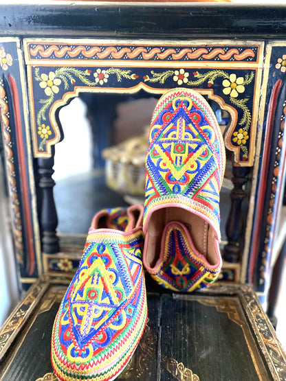 Handmade Amazigh Leather Babouche Illy ⴰⵎⴰⵣⵉⵖ .
