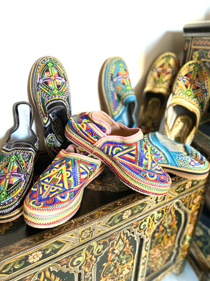 Handmade Amazigh Leather Babouche Illy ⴰⵎⴰⵣⵉⵖ .