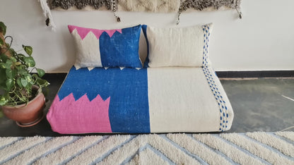 4ft Handmade Amazigh Vintage Sofa Zanafi Kilim ⵜⴰⵎⵓⵏⵜ. FREE SHIPPING