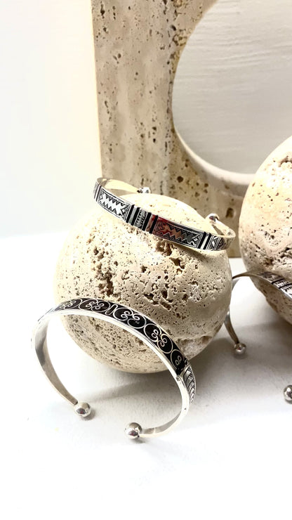 Silver Bangle Tamazight Azul ⵜⴰⵎⴰⵣⵉⵔⵜ . FREE SHPPING