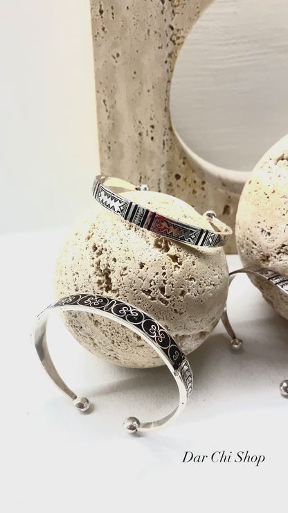 Silver Bangle Tamazight Tasuta ⵜⴰⵎⴰⵣⵉⵔⵜ .
